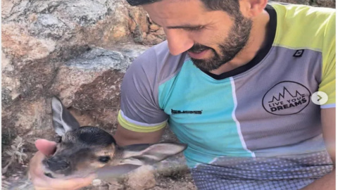 Nacho Mingo con un ciervo. Nacho Mingo con un ciervo.