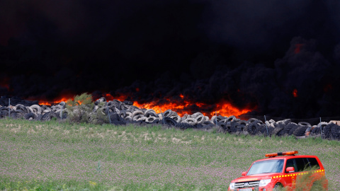 Vehículo de bombero desplegado en las proximidades del incendio.- REUTERS/Sergio Perez Vehículo de bombero desplegado en las proximidades del incendio.- REUTERS/Sergio Perez