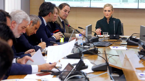 Reunión del Gabinete de Crisis liderada por la presidenta, Cristina Cifuentes, celebrada hoy en la sede del gobierno regional para apoyar la extinción del incendio.- EFE Reunión del Gabinete de Crisis liderada por la presidenta, Cristina Cifuentes, celebrada hoy en la sede del gobierno regional para apoyar la extinción del incendio.- EFE