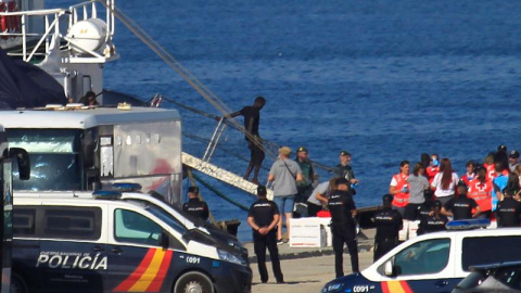 El buque Open Arms a su llegada hoy al muelle de San Roque (Cádiz), donde han desembarcado a 87 personas rescatadas en las costas de Libia, en la cuarta operación en la que un buque de una ONG llega a España con inmigrantes del Mediterráneo El buque Open Arms a su llegada hoy al muelle de San Roque (Cádiz), donde han desembarcado a 87 personas rescatadas en las costas de Libia, en la cuarta operación en la que un buque de una ONG llega a España con inmigrantes del Mediterráneo