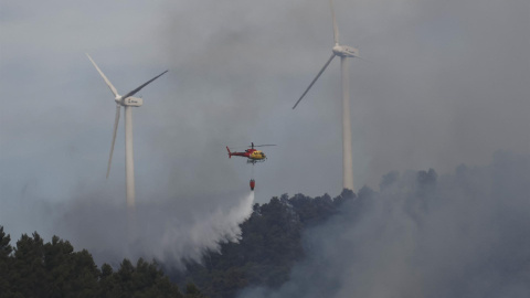 Varios helicópteros trabajan en las labores de extinción del incendio declarado en la zona de San Martín de Unx, en Navarra. Varios helicópteros trabajan en las labores de extinción del incendio declarado en la zona de San Martín de Unx, en Navarra.