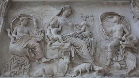 Panel del Ara Pacis. La identidad del personaje femenino del centro ha sido muy debatida a lo largo de la historia Panel del Ara Pacis. La identidad del personaje femenino del centro ha sido muy debatida a lo largo de la historia