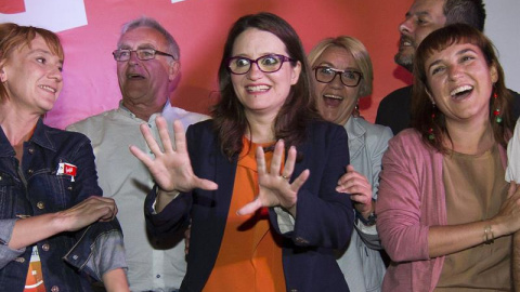 La candidata a la Generalitat por Compromís, Mónica Oltra (c), acompañada por miembros de su partido, tras conocer los resultados de las elecciones municipales y autonómicas en la Comunidad Valenciana. EFE / Miguel Ángel Polo.