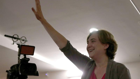 Ada Colau, de Barcelona en Comú, se dirige a sus simpatizantes tras convertirse en la primera mujer que ha ganado las elecciones municipales en Barcelona. EFE/Alberto Estévez
