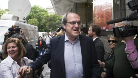 El candidato del PSOE a la presidencia de la Comunidad de Madrid, Ángel Gabilondo, a su llegada al Círculo Bellas Artes, en Madrid, para seguir los resultados de las elecciones autonómicas y municipales. EFE/Luca Piergiovanni