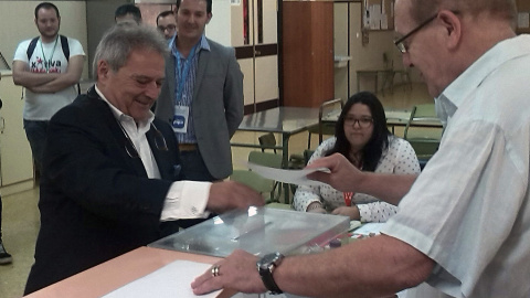 El expresidente de la Diputración de Valencia y expresidente del PP en la provincia de Valencia, Alfonso Rus, ejerce su derecho al voto en Xátiva, de la que es alcalde. EFE