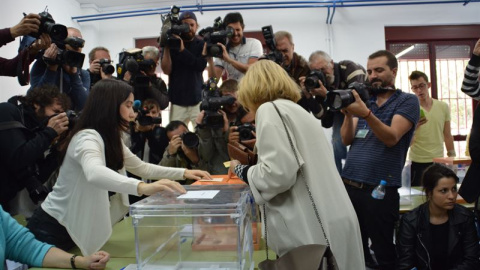 Manuela Carmena votando esta mañana