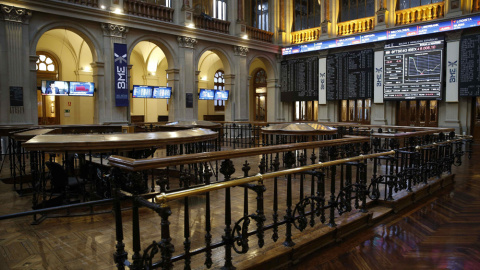 Vista general del patio de negociación de la Bolsa de Madrid. EFE/Paco Campos Vista general del patio de negociación de la Bolsa de Madrid. EFE/Paco Campos