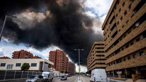 La nube tóxica, vista desde la urbanización El Quiñón de Seseña. EFE/Ismael Herrero La nube tóxica, vista desde la urbanización El Quiñón de Seseña. EFE/Ismael Herrero