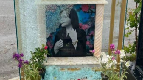 La tumba de Masha Amini aparece con el cristal roto por personas todavía sin identificar. La tumba de Masha Amini aparece con el cristal roto por personas todavía sin identificar.