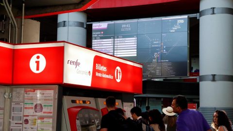 15/07/2019.- Unos viajeros sacan los billetes de tren en la estación de Atocha Cercanías esta mañana durante la huelga de Renfe. / EFE 15/07/2019.- Unos viajeros sacan los billetes de tren en la estación de Atocha Cercanías esta mañana durante la huelga de Renfe. / EFE