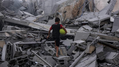 Un niño palestino juega en los restos de un centro cultural destruido por un ataque aéreo israelí en Gaza (Palestina). Foto: EFE/ Haitham Imad Un niño palestino juega en los restos de un centro cultural destruido por un ataque aéreo israelí en Gaza (Palestina). Foto: EFE/ Haitham Imad