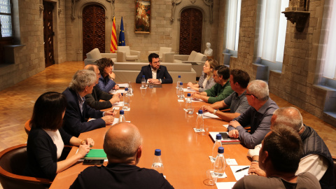 El president de la Generalitat, Pere Aragonès, i la consellera d'Acció Climàtica, Teresa Jordà, durant la reunió amb els representants del sector agrari.