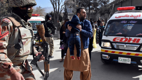Un hombre sostiene a un niño ante un militar tras el ataque a una iglesia metodista en Pakistán. /EFE Un hombre sostiene a un niño ante un militar tras el ataque a una iglesia metodista en Pakistán. /EFE