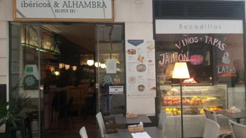 Exterior del bar 'Ibéricos & Alhambra' que ha ofrecido un puesto de camarero al que sólo podían optar personas mayores de 50 años. (TWITTER) Exterior del bar 'Ibéricos & Alhambra' que ha ofrecido un puesto de camarero al que sólo podían optar personas mayores de 50 años. (TWITTER)