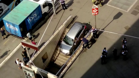 Un coche queda atrapado en la boca del metro de Barcelona al confundirla con un parking. EFE Un coche queda atrapado en la boca del metro de Barcelona al confundirla con un parking. EFE