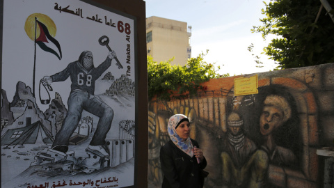 Una mujer palestina junto a un cartel que representa las llaves de las casas que fueron abandonadas por los palestinos en 1948 .AFP/ Abbas Momani Una mujer palestina junto a un cartel que representa las llaves de las casas que fueron abandonadas por los palestinos en 1948 .AFP/ Abbas Momani