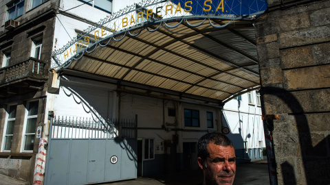 Un trabajador naviero de Vigo, antes de una manifestación en plena crisis del sector, el 4 de julio de 2013.- MIGUEL RIOPA (AFP) Un trabajador naviero de Vigo, antes de una manifestación en plena crisis del sector, el 4 de julio de 2013.- MIGUEL RIOPA (AFP)