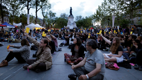 Participantes del movimiento Nuit Debout sentados en la Plaza de la República en París, Francia. REUTERS/Jacky Naegelen Participantes del movimiento Nuit Debout sentados en la Plaza de la República en París, Francia. REUTERS/Jacky Naegelen
