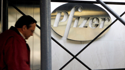 Un peatón pasa por delante de la sede de la farmacéutica Pfizer en Nueva York. EFE/EPA/JUSTIN LANE Un peatón pasa por delante de la sede de la farmacéutica Pfizer en Nueva York. EFE/EPA/JUSTIN LANE