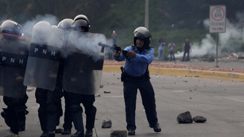 Policías hondureños lanzan gas lacrimógeno a manifestantes en Tegucigalpa. REUTERS/Jorge Cabrera Policías hondureños lanzan gas lacrimógeno a manifestantes en Tegucigalpa. REUTERS/Jorge Cabrera