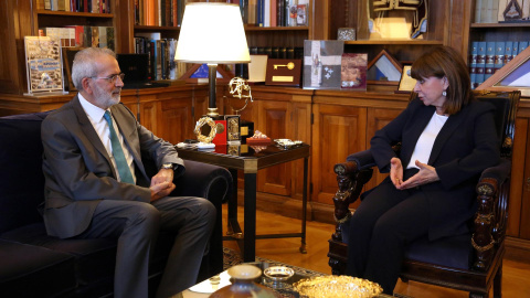 La presidenta del Grecia, Katerina Sakelaropulu, recibe en su despacho al primer ministro interino al presidente del Tribunal de Cuentas, Ioannis Sarmás, este 24 de mayo de 2023. La presidenta del Grecia, Katerina Sakelaropulu, recibe en su despacho al primer ministro interino al presidente del Tribunal de Cuentas, Ioannis Sarmás, este 24 de mayo de 2023.