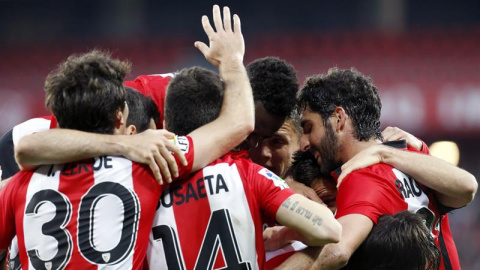 Los jugadores del Athletic celebran el tercer gol al Sevilla. EFE/LUIS TEJIDO Los jugadores del Athletic celebran el tercer gol al Sevilla. EFE/LUIS TEJIDO