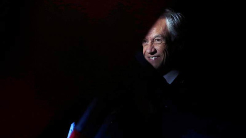El presidente electo de la coalición Chile Vamos, Sebastián Piñera, saluda a un grupo de simpatizantes tras su victoria. | ELVIS GONZÁLEZ (EFE) El presidente electo de la coalición Chile Vamos, Sebastián Piñera, saluda a un grupo de simpatizantes tras su victoria. | ELVIS GONZÁLEZ (EFE)