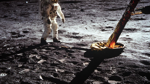 El astronauta Edwin E. Aldrin, caminando sobre la superficie lunar en 1969. – NASA El astronauta Edwin E. Aldrin, caminando sobre la superficie lunar en 1969. – NASA