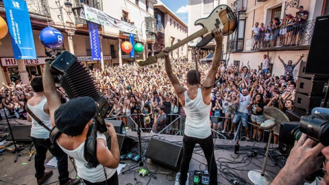 El grupo musical La Maravillosa Orquesta del Alcohol, más conocido como La M.O.D.A., durante su actuación en el festival Sonorama Ribera, hoy en Aranda de Duero (Burgos). EFE/Paco Santamaría El grupo musical La Maravillosa Orquesta del Alcohol, más conocido como La M.O.D.A., durante su actuación en el festival Sonorama Ribera, hoy en Aranda de Duero (Burgos). EFE/Paco Santamaría