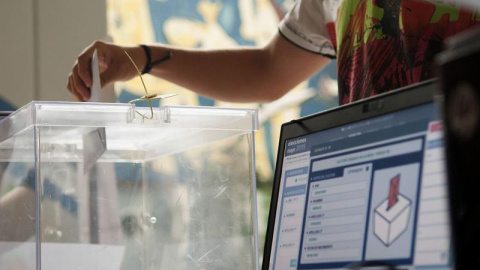 Una de las mesas electorales administradas electrónicamente en un colegio de Sevilla para las elecciones del 24M. /EFE Una de las mesas electorales administradas electrónicamente en un colegio de Sevilla para las elecciones del 24M. /EFE