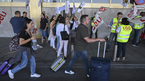 Tripulantes de cabina (TCP) de Ryanair protestan a las puertas del aeropuerto Adolfo Suárez-Madrid Barajas durante la primera de las seis jornadas de huelga que llevan a cabo en España Tripulantes de cabina (TCP) de Ryanair protestan a las puertas del aeropuerto Adolfo Suárez-Madrid Barajas durante la primera de las seis jornadas de huelga que llevan a cabo en España