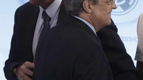 Ancelotti y Florentino Pérez se cruzan en un acto la semana pasada. /EFE Ancelotti y Florentino Pérez se cruzan en un acto la semana pasada. /EFE