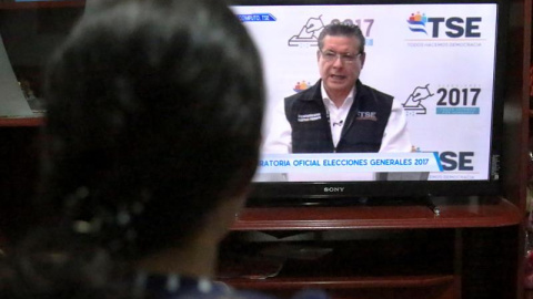 Un mujer escucha un discurso del magistrado presidente del Tribunal Supremo Electoral (TSE) David Matamoros, a través de un canal nacional de televisión en Tegucigalpa (Honduras). EFE/Gustavo Amador Un mujer escucha un discurso del magistrado presidente del Tribunal Supremo Electoral (TSE) David Matamoros, a través de un canal nacional de televisión en Tegucigalpa (Honduras). EFE/Gustavo Amador