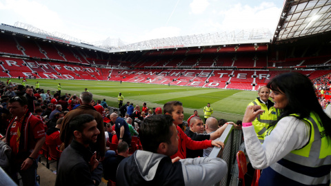 Los miembros de la seguridad del estadio del Manchester United ordenan evacuar el recinto a los espectadores por la presencia de un paquete sospechoso. REUTERS Los miembros de la seguridad del estadio del Manchester United ordenan evacuar el recinto a los espectadores por la presencia de un paquete sospechoso. REUTERS