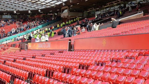 Los fans del Manchester United abandonan las gradas de Old Trafford después de los miembros de seguridad ordenaran evacuar el estado por la presencia de un paquete sospechoso. EFE Los fans del Manchester United abandonan las gradas de Old Trafford después de los miembros de seguridad ordenaran evacuar el estado por la presencia de un paquete sospechoso. EFE