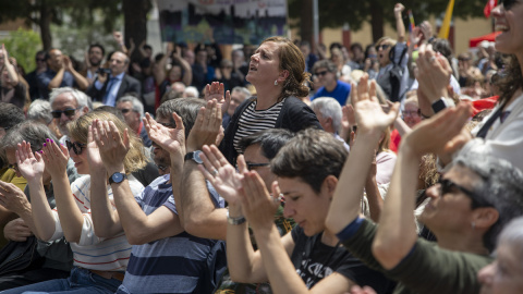 Asistentes aplauden en un mitin de BComú, en el Mirador del Carmel, a 20 de mayo de 2023, en Barcelona. Asistentes aplauden en un mitin de BComú, en el Mirador del Carmel, a 20 de mayo de 2023, en Barcelona.