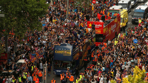 Los jugadores del Barça celebran por Barcelona el título de Liga. REUTERS/Albert Gea Los jugadores del Barça celebran por Barcelona el título de Liga. REUTERS/Albert Gea