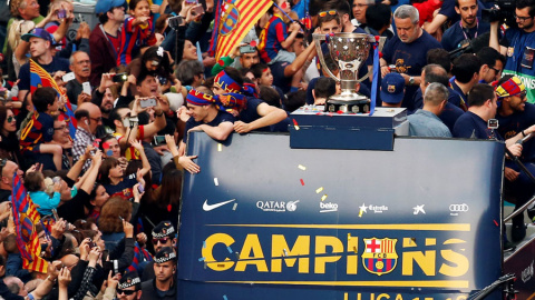Los jugadores del Barça celebran por Barcelona el título de Liga. REUTERS/Albert Gea Los jugadores del Barça celebran por Barcelona el título de Liga. REUTERS/Albert Gea