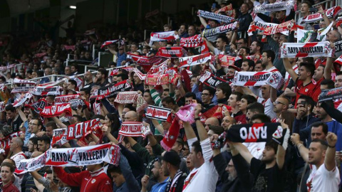 Aficionados del Rayo Vallecano, durante el encuentro frente al Levante correspondiente a la última jornada de primera división, que han disputado esta noche frente al Levante en el estadio Vallecas. EFE / Kiko Huesca.