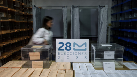 Una persona junto a papeletas electorales para las próximas elecciones municipales del 28 de mayo. Una persona junto a papeletas electorales para las próximas elecciones municipales del 28 de mayo.