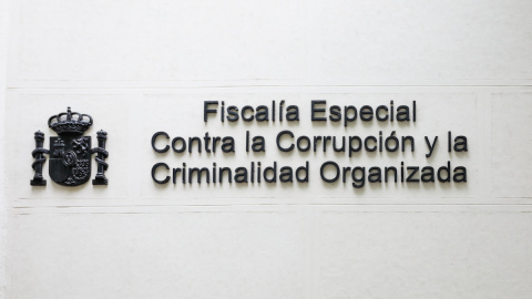 Letrero junto a la puerta principal del edificio de la Fiscalía Anticorrupción en la Calle Manuel Silvela, Nº4 de Madrid, en la que se lee 'Fiscalía Especial Contra la Corrupción y la Criminalidad Organizada'. Letrero junto a la puerta principal del edificio de la Fiscalía Anticorrupción en la Calle Manuel Silvela, Nº4 de Madrid, en la que se lee 'Fiscalía Especial Contra la Corrupción y la Criminalidad Organizada'.