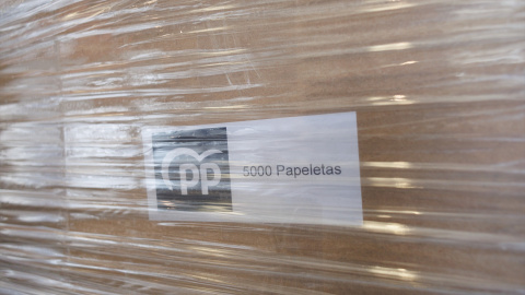 Un caja empaquetada con 5000 papeletas del PP en el centro logístico electoral de la Delegación del Gobierno. Un caja empaquetada con 5000 papeletas del PP en el centro logístico electoral de la Delegación del Gobierno.