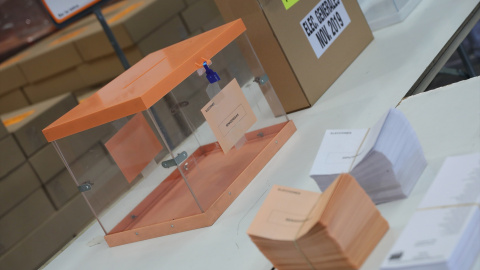 Urnas, cajas y papeletas en el centro logístico de las póximas elecciones generales del 10N en Alcalá de Henares (Madrid), a 31 de octubre de 2019. Urnas, cajas y papeletas en el centro logístico de las póximas elecciones generales del 10N en Alcalá de Henares (Madrid), a 31 de octubre de 2019.