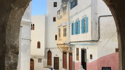 27/6/22 Dos hombres con la chilaba blanca de los domingos caminan por la medina de Tánger. 27/6/22 Dos hombres con la chilaba blanca de los domingos caminan por la medina de Tánger.