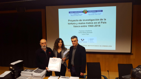 El profesor y doctor en Medicina Francisco Etxeberria y la doctora en Derecho, Laura Pego, autores del informe sobre torturas, con el Secretario General de Derechos Humanos, Convivencia y Cooperación del Gobierno Vasco, Jonan Fernández. El profesor y doctor en Medicina Francisco Etxeberria y la doctora en Derecho, Laura Pego, autores del informe sobre torturas, con el Secretario General de Derechos Humanos, Convivencia y Cooperación del Gobierno Vasco, Jonan Fernández.
