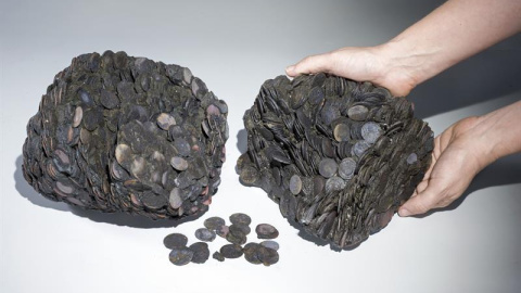Fotografía de terrones de monedas que pesan 20 kilogramos, halladosen el interior de una vasija en un pecio junto al puerto antiguo de Cesárea .- AAI Fotografía de terrones de monedas que pesan 20 kilogramos, halladosen el interior de una vasija en un pecio junto al puerto antiguo de Cesárea .- AAI
