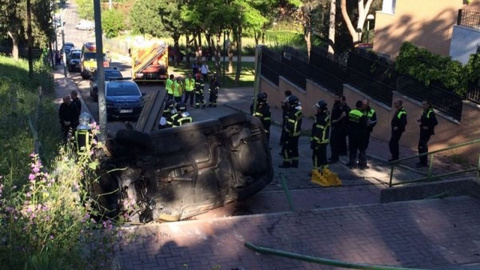 Un conductor mata a su pareja al precipitar el coche en el que viajaban por unas escaleras. /SAMUR Un conductor mata a su pareja al precipitar el coche en el que viajaban por unas escaleras. /SAMUR