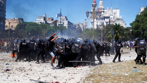 Al menos 109 heridos en una batalla campal en Buenos Aires contra la reforma de las pensiones de Macri. REUTERS/Martin Aosta Al menos 109 heridos en una batalla campal en Buenos Aires contra la reforma de las pensiones de Macri. REUTERS/Martin Aosta