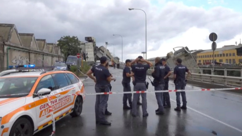 Agentes de la policía italiana en las inmediaciones del puente que se construyó en la década de 1960 y por el que pasaba la autopista de peaje A10. / REUTERS